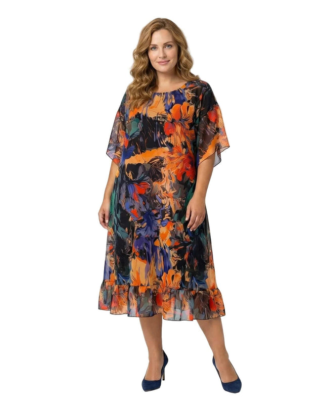 Επίσημο αέρινο εβαζέ φόρεμα σιφόν με εντυπωσιακό χρωματιστό σχέδιο και φαρδιά μανίκια, σχεδιασμένο για μεγάλα μεγέθη. Ολόσωμη φωτογραφία σε λευκό φόντο.