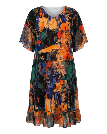 Επίσημο αέρινο εβαζέ φόρεμα σιφόν με χρωματιστό σχέδιο για μεγάλα μεγέθη, σε ολόσωμη λήψη που αναδεικνύει τα φαρδιά μανίκια και το βολάν στο τελείωμα.