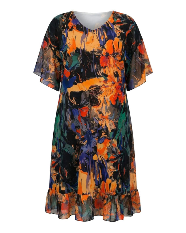 Επίσημο αέρινο εβαζέ φόρεμα σιφόν με χρωματιστό σχέδιο για μεγάλα μεγέθη, σε ολόσωμη λήψη που αναδεικνύει τα φαρδιά μανίκια και το βολάν στο τελείωμα.