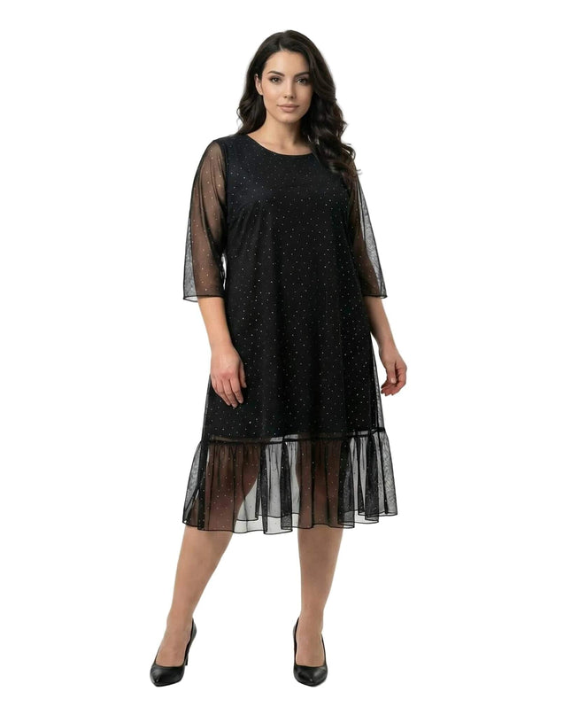 Επίσημο αέρινο μαύρο φόρεμα σιφόν με πέτρες και μανίκια 7/8 σε ολόσωμη λήψη. Κομψή plus size επιλογή με άνετη γραμμή και διακριτικές διαφάνειες.