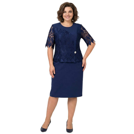 Επίσημο μπλε φόρεμα σε ίσια γραμμή με δαντέλα στο μπούστο και διακοσμητική καρφίτσα. Ολόσωμη λήψη μοντέλου σε λευκό φόντο για μεγάλα μεγέθη.