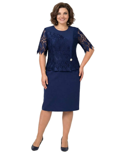 Επίσημο μπλε φόρεμα σε ίσια γραμμή με δαντέλα στο μπούστο και διακοσμητική καρφίτσα. Ολόσωμη λήψη μοντέλου σε λευκό φόντο για μεγάλα μεγέθη.