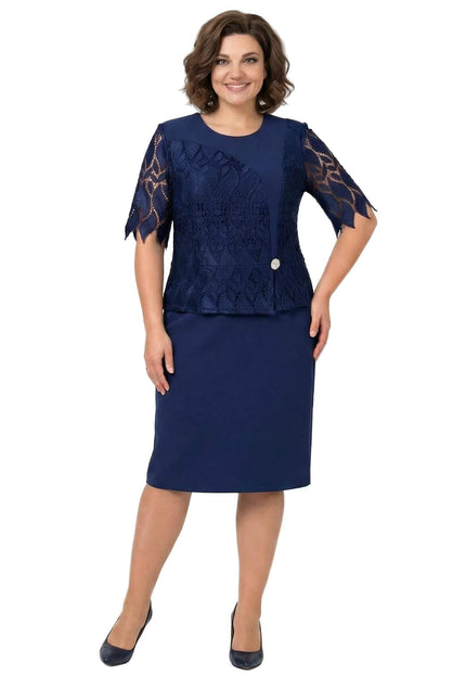 Επίσημο μπλε φόρεμα σε ίσια γραμμή με δαντέλα στο μπούστο και διακοσμητική καρφίτσα. Ολόσωμη λήψη μοντέλου σε λευκό φόντο για μεγάλα μεγέθη.