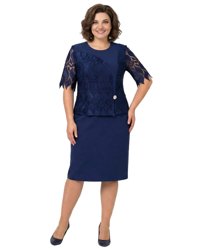 Επίσημο μπλε φόρεμα σε ίσια γραμμή με δαντέλα στο μπούστο και διακοσμητική καρφίτσα. Ολόσωμη λήψη μοντέλου σε λευκό φόντο για μεγάλα μεγέθη.