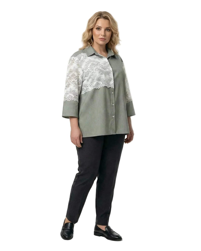 Ολόσωμη λήψη με γυναικείο επίσημο χακί λινό πουκάμισο που διαθέτει λευκή δαντέλα στο στήθος και το μανίκι, σχεδιασμένο για μεγάλα μεγέθη.