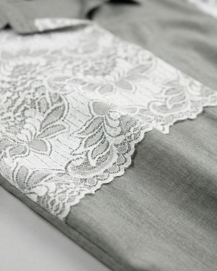 Κοντινή λήψη της υφής του λινού υφάσματος και της λευκής δαντέλας σε γυναικείο χακί πουκάμισο για μεγάλα μεγέθη.