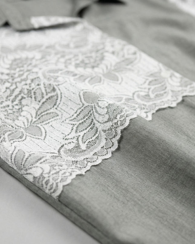 Κοντινή λήψη της υφής του λινού υφάσματος και της λευκής δαντέλας σε γυναικείο χακί πουκάμισο για μεγάλα μεγέθη.