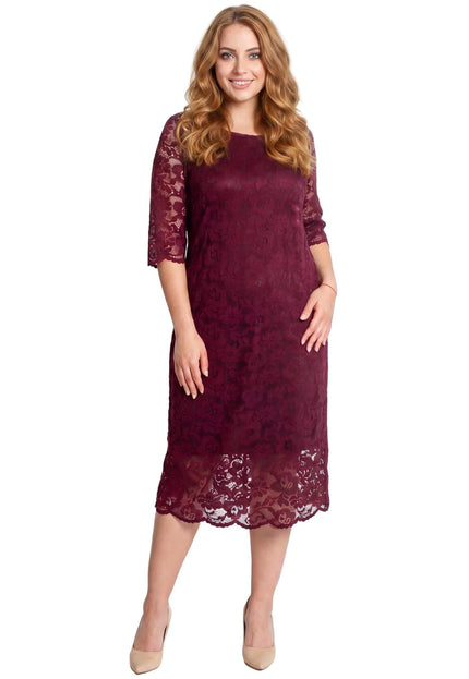 Ολόσωμη λήψη σε λευκό φόντο: Επίσημο μπορντό δαντελένιο φόρεμα για μεγάλα μεγέθη με διάφανα μανίκια 3/4 και κυματιστό τελείωμα.