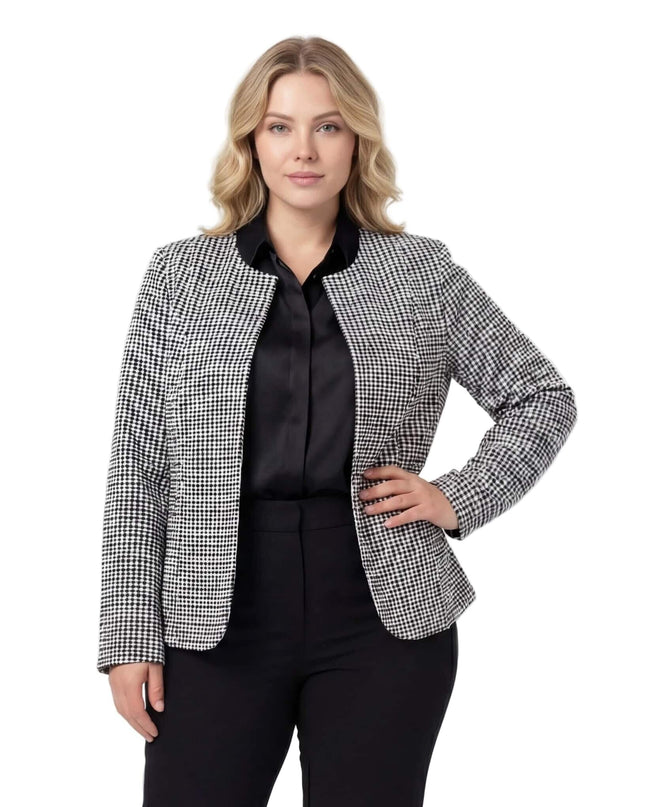 Επίσημο ελαστικό σακάκι με κλασικό σχέδιο πιέ ντε πουλ και χωρίς κούμπωμα, σε γραμμή για μεγάλα μεγέθη. Μπροστινή λήψη του ρούχου φορεμένο από μοντέλο.