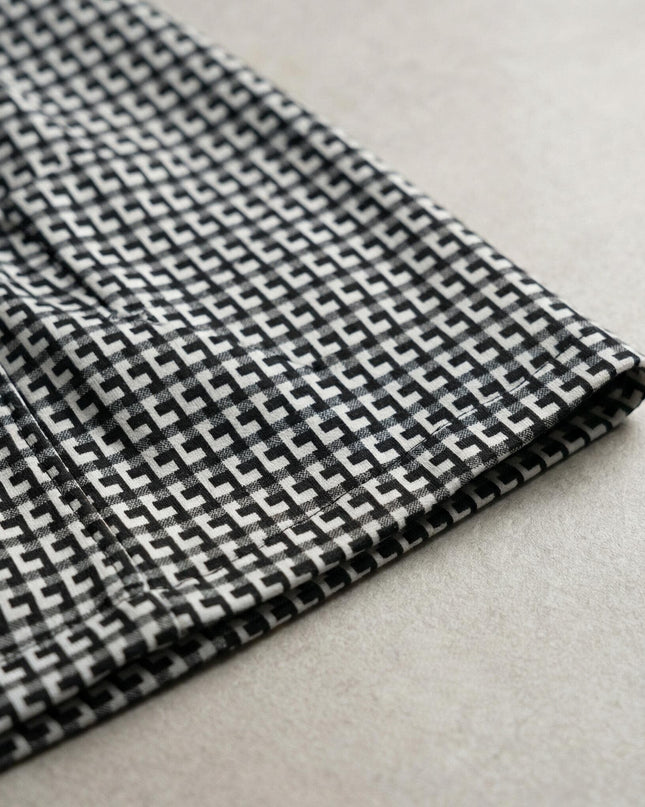 Κοντινή λεπτομέρεια του μοτίβου πιέ ντε πουλ σε ελαστικό σακάκι χωρίς κούμπωμα για μεγάλα μεγέθη, που αναδεικνύει την υφή του υφάσματος.