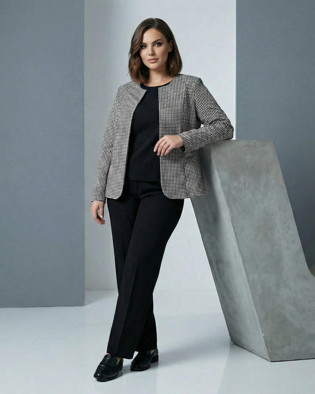 Επίσημο ελαστικό σακάκι πιέ ντε πουλ χωρίς κούμπωμα, ιδανικό για μεγάλα μεγέθη, σε ολόσωμη λήψη που αναδεικνύει την άνετη γραμμή του.