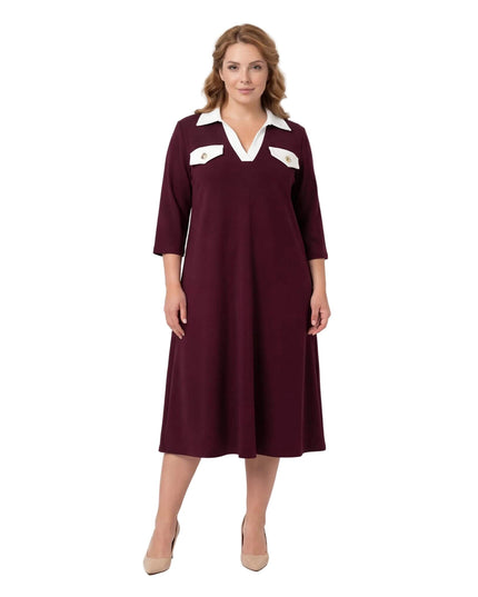 Ολόσωμη λήψη σε λευκό φόντο: Επίσημο μπορντό εβαζέ φόρεμα μεγάλα μεγέθη, με χαρακτηριστικό λευκό γιακά και 7/8 μανίκια.