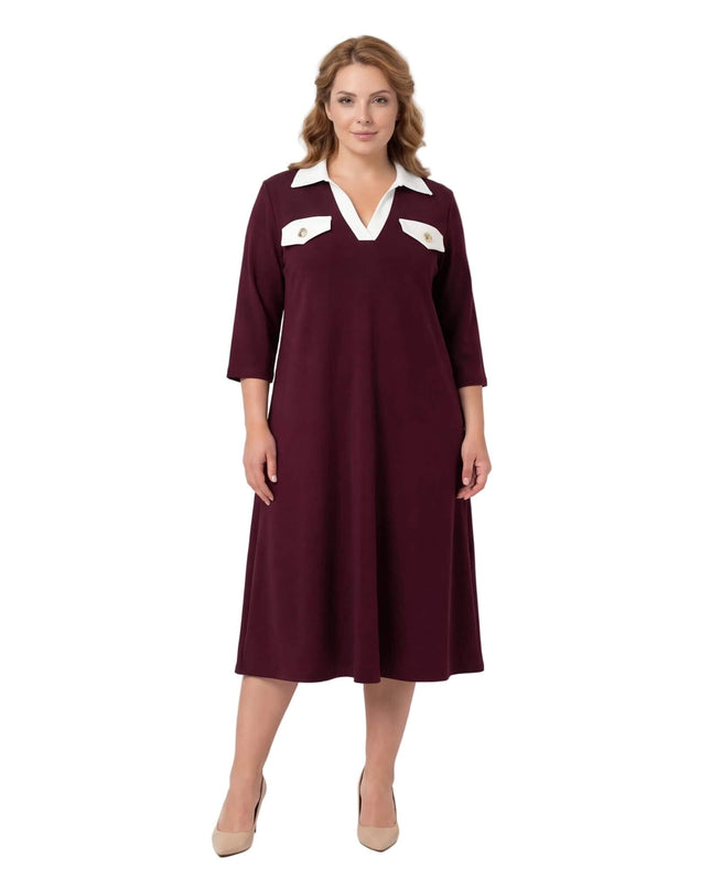 Ολόσωμη λήψη σε λευκό φόντο: Επίσημο μπορντό εβαζέ φόρεμα μεγάλα μεγέθη, με χαρακτηριστικό λευκό γιακά και 7/8 μανίκια.