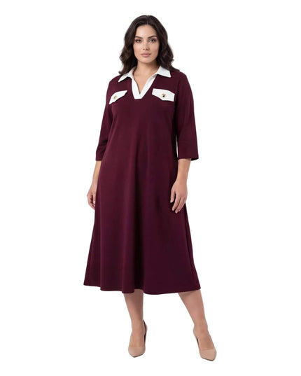 Επίσημο εβαζέ φόρεμα μεγάλα μεγέθη σε μπορντό χρώμα με λευκό μυτερό γιακά και μανίκια 7/8. Ολόσωμη λήψη μπροστά σε λευκό φόντο.