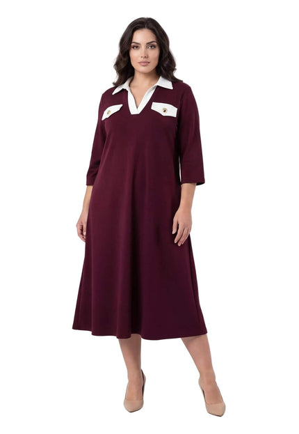 Επίσημο εβαζέ φόρεμα μεγάλα μεγέθη σε μπορντό χρώμα με λευκό μυτερό γιακά και μανίκια 7/8. Ολόσωμη λήψη μπροστά σε λευκό φόντο.