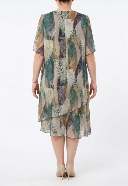 Ολόσωμη λήψη της πίσω όψης ενός επίσημου εβαζέ μάξι φορέματος σε μεγάλα μεγέθη, με ασύμμετρο σιφόν και όμορφο σχέδιο φύλλα σε πολύχρωμη παλέτα.