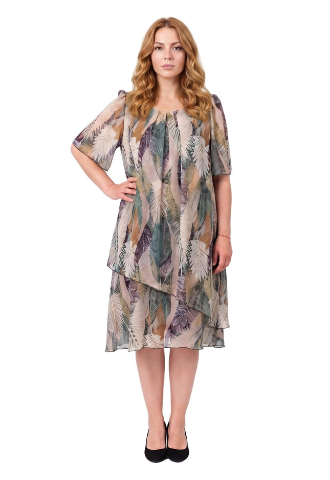 Ολόσωμη λήψη ενός επίσημου εβαζέ φορέματος σε μεγάλα μεγέθη. Διαθέτει αέρινο εξωτερικό σιφόν με σχέδιο φύλλα και ασύμμετρο τελείωμα.