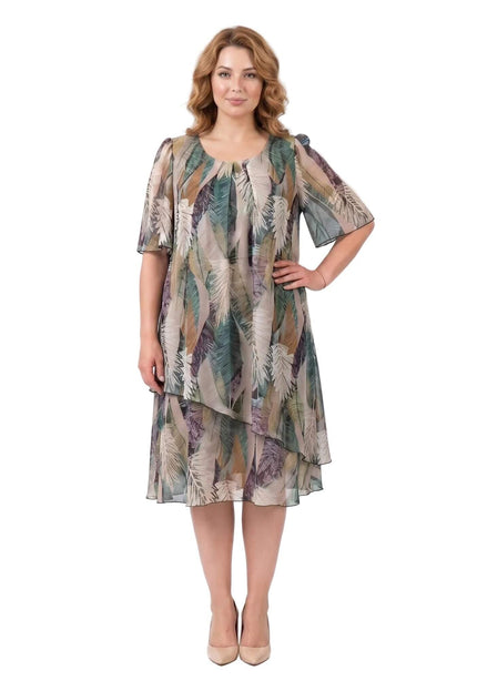 Ολόσωμη λήψη: Επίσημο εβαζέ φόρεμα μεγάλα μεγέθη με ασύμμετρο αέρινο σιφόν, πολύχρωμο σχέδιο με φύλλα και κοντά μανίκια.