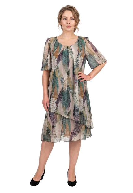 Επίσημο εβαζέ φόρεμα σε μεγάλα μεγέθη με ασύμμετρο σιφόν και σχέδιο φύλλα. Ολόσωμη λήψη μπροστά σε λευκό φόντο.