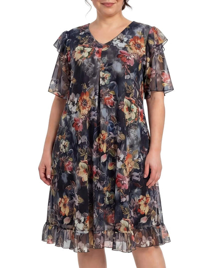 Επίσημο φλοράλ φόρεμα σιφόν σε μεγάλα μεγέθη, με V-λαιμόκοψη, βολάν στα μανίκια και στο τελείωμα, σε ολόσωμη λήψη με λευκό φόντο.