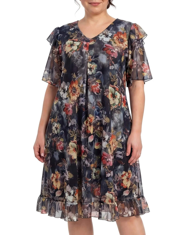 Επίσημο φλοράλ φόρεμα σιφόν σε μεγάλα μεγέθη, με V-λαιμόκοψη, βολάν στα μανίκια και στο τελείωμα, σε ολόσωμη λήψη με λευκό φόντο.