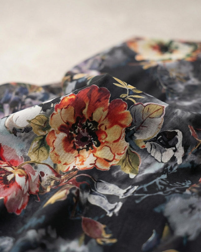 Κοντινή λεπτομέρεια του εμπριμέ σχεδίου σε επίσημο φλοράλ φόρεμα σιφόν για μεγάλα μεγέθη, που αποτυπώνει την υφή του υφάσματος και τα χρώματα.