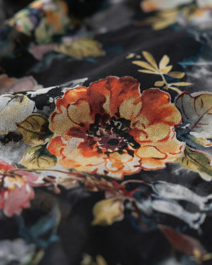 Κοντινή λεπτομέρεια υφάσματος από επίσημο φλοράλ φόρεμα σιφόν σε μεγάλα μεγέθη, που αναδεικνύει την ποιότητα της ύφανσης και το μοτίβο με τα πορτοκαλί και κίτρινα άνθη.