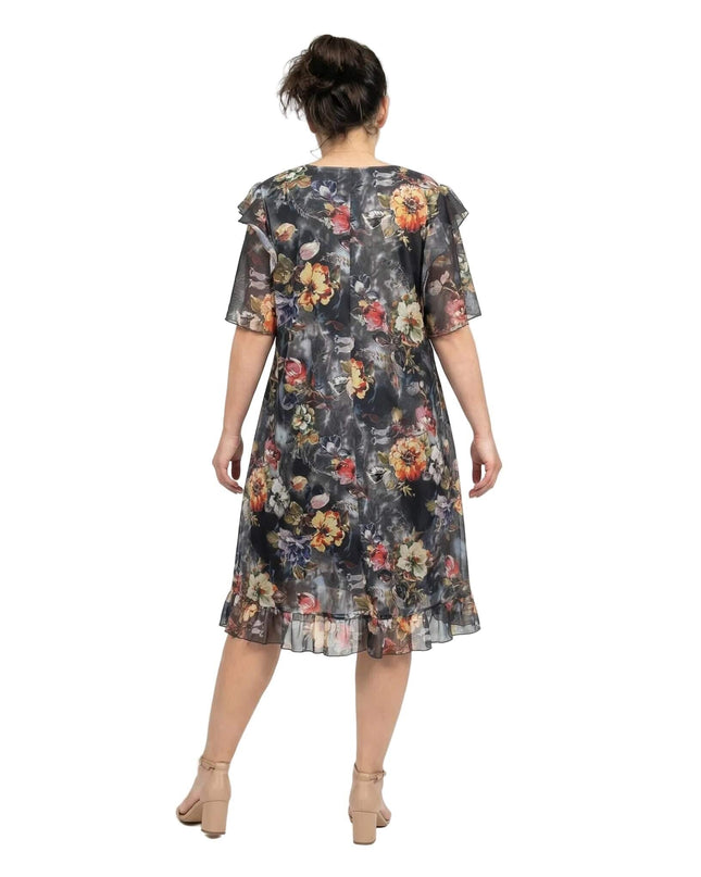 Πίσω όψη από επίσημο φλοράλ φόρεμα σιφόν σε μεγάλα μεγέθη, με αέρινη εβαζέ γραμμή, βολάν στο τελείωμα και πολύχρωμο μοτίβο σε μαύρη βάση.