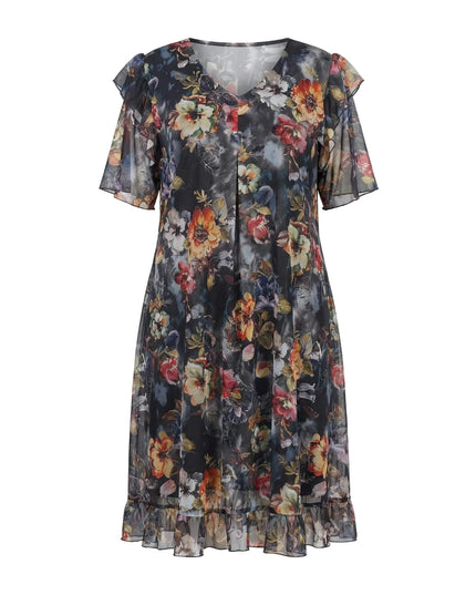 Επίσημο φλοράλ φόρεμα σιφόν σε μεγάλα μεγέθη με V λαιμόκοψη, αέρινα μανίκια και βολάν στο τελείωμα, σε ολόσωμη λήψη σε λευκό φόντο.