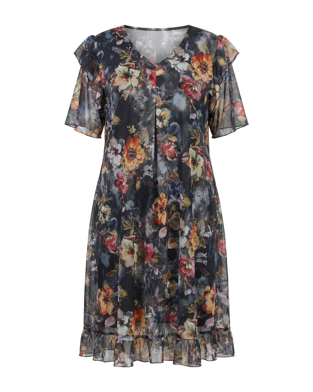 Επίσημο φλοράλ φόρεμα σιφόν σε μεγάλα μεγέθη με V λαιμόκοψη, αέρινα μανίκια και βολάν στο τελείωμα, σε ολόσωμη λήψη σε λευκό φόντο.