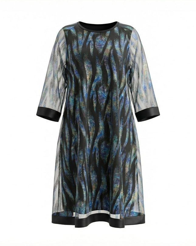 Επίσημο φόρεμα σιφόν σε σκούρο μπλε με εφέ δύο τεμαχίων και τελείωμα δερματίνης. Ολόσωμη λήψη σε λευκό φόντο, ιδανική επιλογή για μεγάλα μεγέθη.