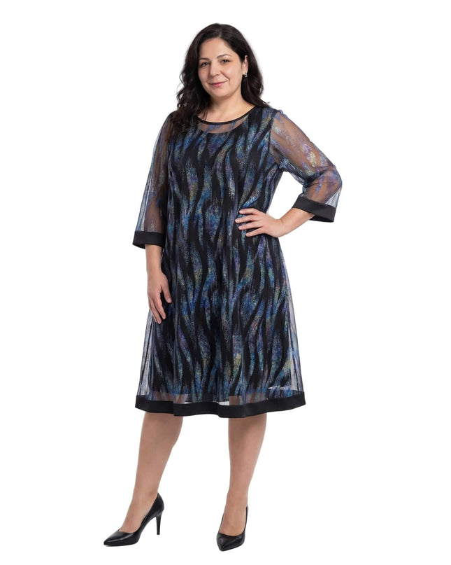 Ολόσωμη λήψη γυναικείου επίσημου φορέματος σιφόν σε σκούρο μπλε χρώμα, με εφέ δύο τεμαχίων, αφηρημένα σχέδια και λεπτομέρειες δερματίνης για plus size σιλουέτες.