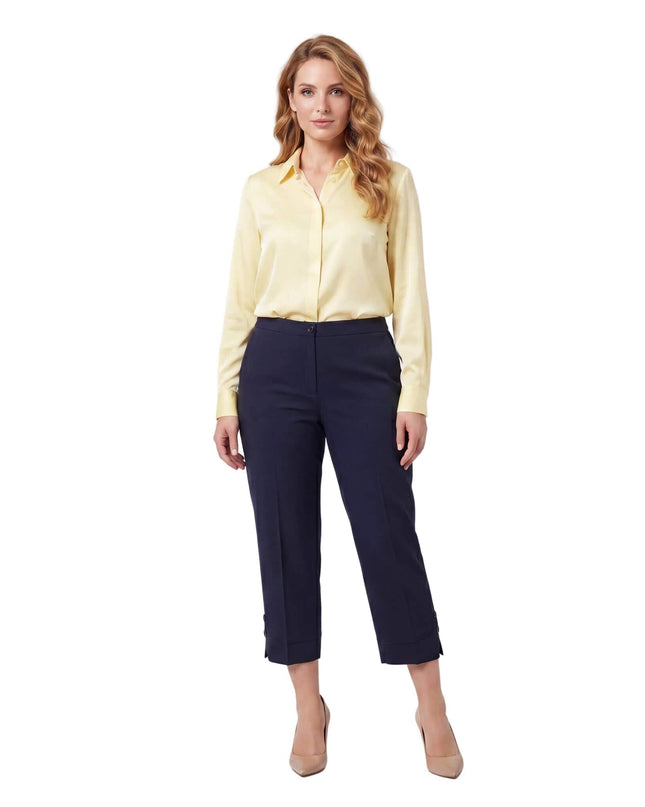 Ολόσωμη λήψη, επίσημο γυναικείο παντελόνι plus size σε μπλε σκούρο. Διακρίνεται το μήκος 7/8 και τα κομψά πλαϊνά σκισίματα με κουμπιά στα μπατζάκια.