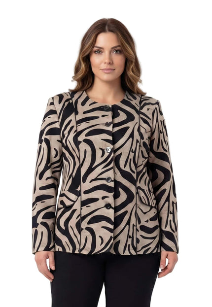 Κομψό γυναικείο σακάκι σε μεγάλα μεγέθη, μπεζ με μαύρα abstract σχέδια και στρογγυλή λαιμόκοψη, φωτογραφημένο μπροστά σε λευκό φόντο.