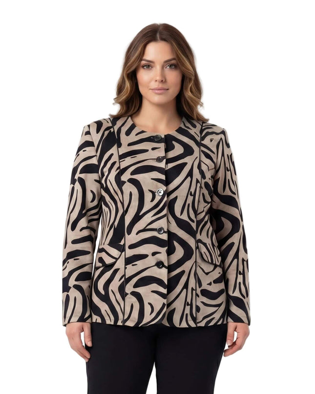 Κομψό γυναικείο σακάκι σε μεγάλα μεγέθη, μπεζ με μαύρα abstract σχέδια και στρογγυλή λαιμόκοψη, φωτογραφημένο μπροστά σε λευκό φόντο.