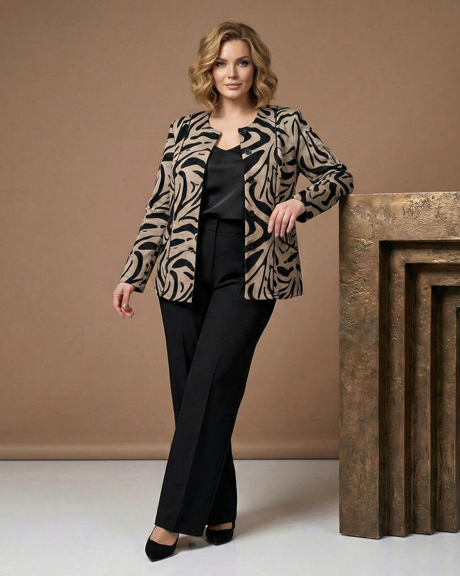 Επίσημο γυναικείο σακάκι μπεζ με μαύρο αφηρημένο σχέδιο και στρογγυλή λαιμόκοψη σε μεγάλα μεγέθη, φορεμένο σε ολόσωμη λήψη.