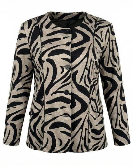Μπεζ γυναικείο σακάκι σε μεγάλα μεγέθη με μαύρο ζέβρα μοτίβο και στρογγυλή λαιμόκοψη. Διαθέτει κλείσιμο με κουμπιά και τσέπες, σε λευκό φόντο.