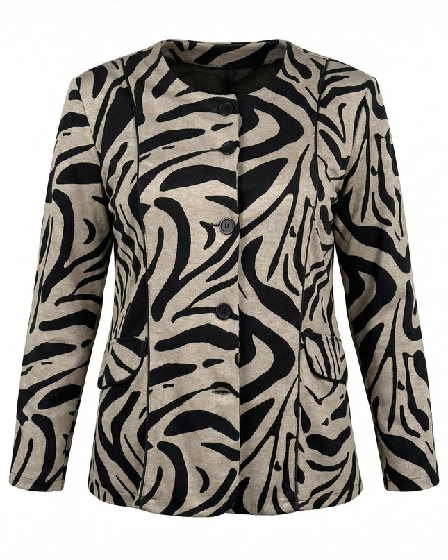 Μπεζ γυναικείο σακάκι σε μεγάλα μεγέθη με μαύρο ζέβρα μοτίβο και στρογγυλή λαιμόκοψη. Διαθέτει κλείσιμο με κουμπιά και τσέπες, σε λευκό φόντο.