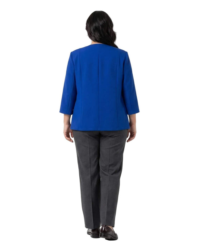 Πίσω όψη: Επίσημο γυναικείο σακάκι μεγάλα μεγέθη σε μπλε ρουά χρώμα, με 7/8 μανίκια. Ολόσωμη λήψη σε λευκό φόντο.