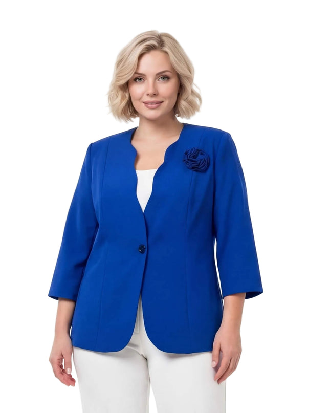 Επίσημο γυναικείο σακάκι μεγάλα μεγέθη σε μπλε ρουά χρώμα με κυματιστό ντεκολτέ και υφασμάτινο τριαντάφυλλο, μπροστινή λήψη σε λευκό φόντο.