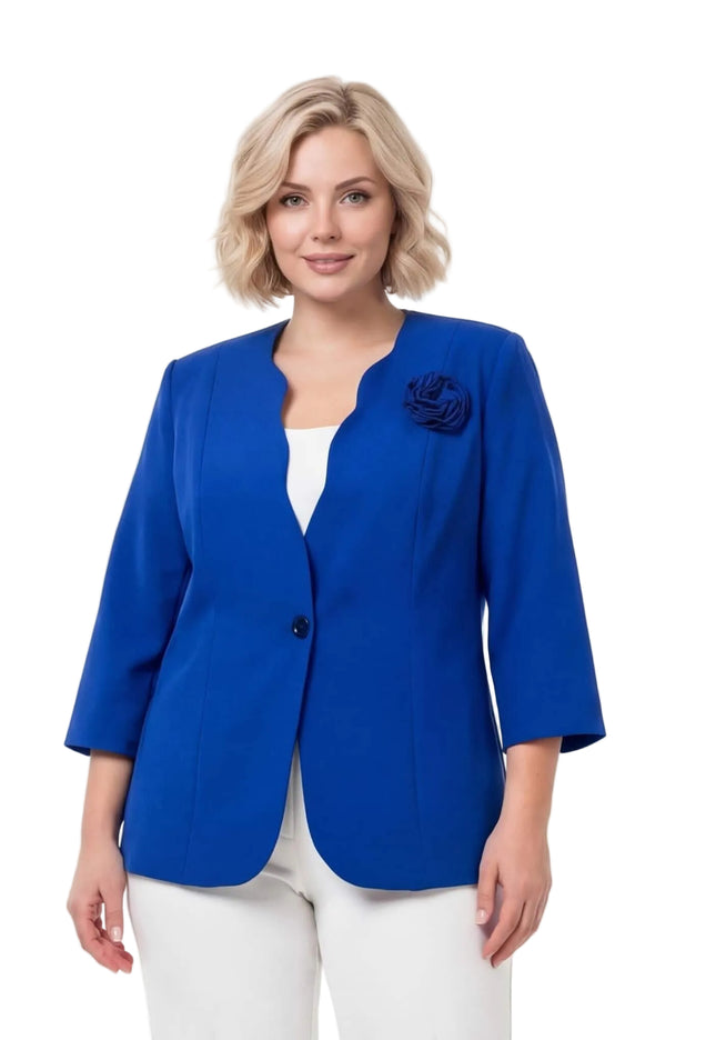 Επίσημο γυναικείο σακάκι μεγάλα μεγέθη σε μπλε ρουά χρώμα με κυματιστό ντεκολτέ και υφασμάτινο τριαντάφυλλο, μπροστινή λήψη σε λευκό φόντο.