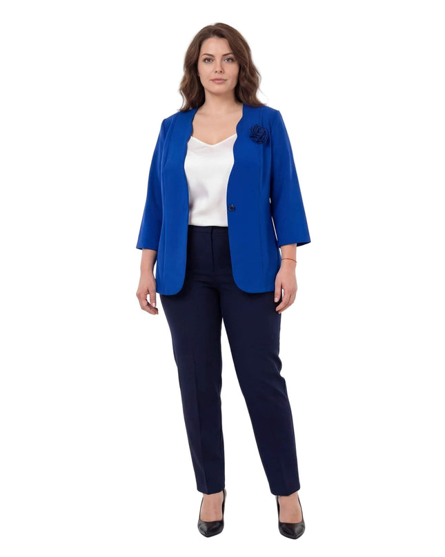 Ολόσωμη λήψη με γυναικείο επίσημο σακάκι μεγάλα μεγέθη σε μπλε ρουά. Διακρίνονται τα 7/8 μανίκια, το κούμπωμα και το υφασμάτινο τριαντάφυλλο.