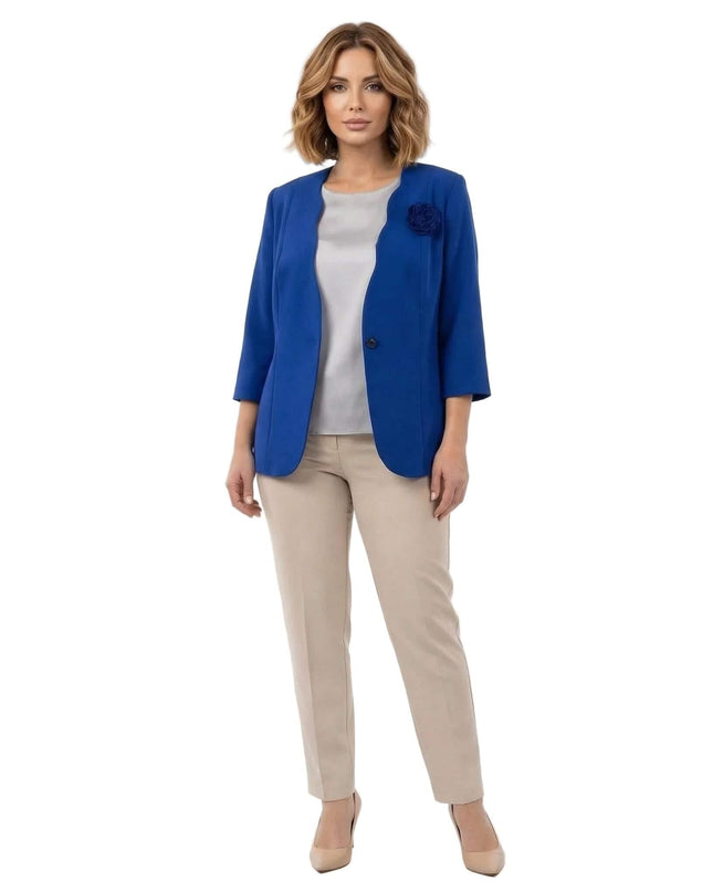 Ολόσωμη λήψη σε λευκό φόντο. Επίσημο γυναικείο σακάκι μεγάλα μεγέθη σε μπλε ρουά, με κομψά 7/8 μανίκια και λεπτομέρεια υφασμάτινο τριαντάφυλλο.