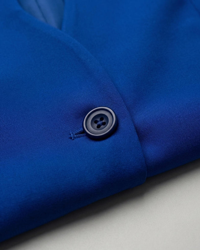 Κοντινή λεπτομέρεια στο μπλε ρουά επίσημο γυναικείο σακάκι σε μεγάλα μεγέθη, που δείχνει την υφή του υφάσματος και το κούμπωμα με ένα κουμπί.