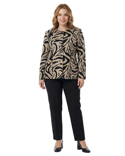 Επίσημο γυναικείο σακάκι μπεζ σε μεγάλα μεγέθη με εντυπωσιακό μαύρο σχέδιο και στρογγυλή λαιμόκοψη, φορεμένο από μοντέλο σε ολόσωμη λήψη.