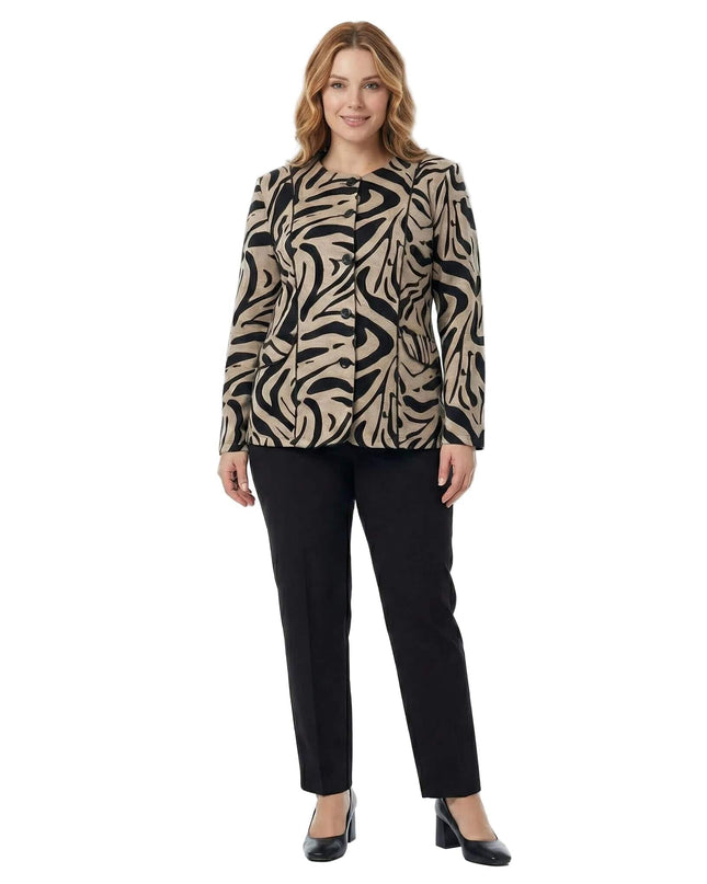 Επίσημο γυναικείο σακάκι μπεζ σε μεγάλα μεγέθη με εντυπωσιακό μαύρο σχέδιο και στρογγυλή λαιμόκοψη, φορεμένο από μοντέλο σε ολόσωμη λήψη.