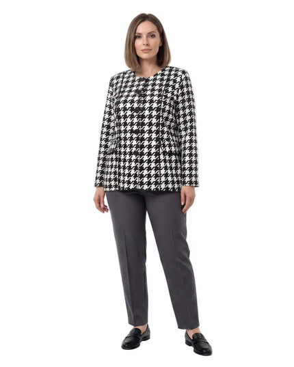 Επίσημο γυναικείο σακάκι πιε ντε πουλ σε λευκό, μεγάλα μεγέθη, με κλείσιμο κουμπιών και στρογγυλή λαιμόκοψη, σε ολόσωμη λήψη.