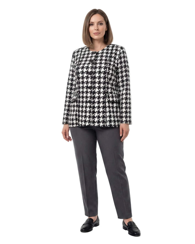 Επίσημο γυναικείο σακάκι πιε ντε πουλ σε λευκό, μεγάλα μεγέθη, με κλείσιμο κουμπιών και στρογγυλή λαιμόκοψη, σε ολόσωμη λήψη.