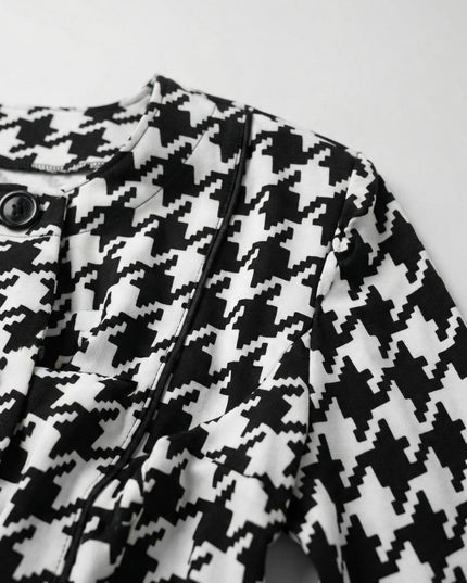 Κοντινή λεπτομέρεια που αναδεικνύει το μοτίβο πιε ντε πουλ και τα κουμπιά στο επίσημο γυναικείο σακάκι μεγάλα μεγέθη.