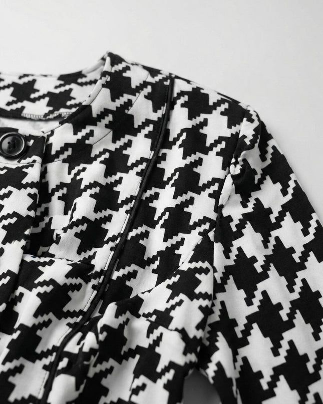 Κοντινή λεπτομέρεια που αναδεικνύει το μοτίβο πιε ντε πουλ και τα κουμπιά στο επίσημο γυναικείο σακάκι μεγάλα μεγέθη.